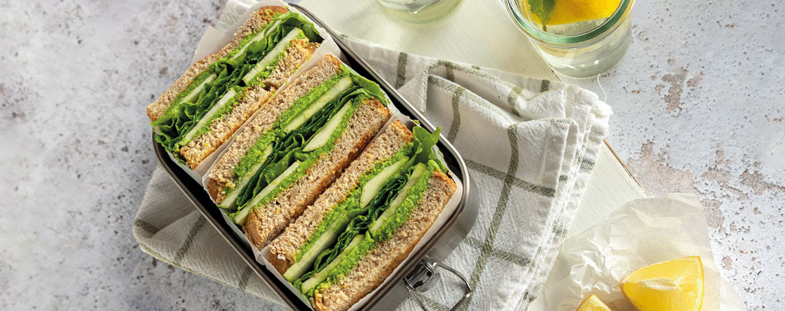 À procura de um almoço leve? Experimente esta sanduíche com pasta de ervilhas