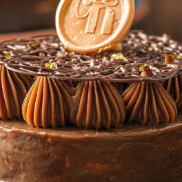 Decore a mesa e delicie-se com este bolo de palha italiana de chocolate belga