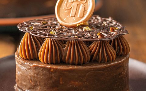 Decore a mesa e delicie-se com este bolo de palha italiana de chocolate belga