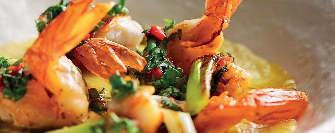 Procura inovar na cozinha? Faça umas gambas com creme de milho