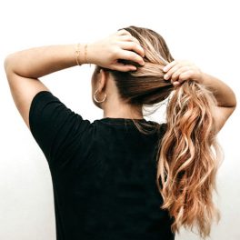 Prevenir a queda de cabelo e tratá-la é possível (desde que tenha os hábitos certos)