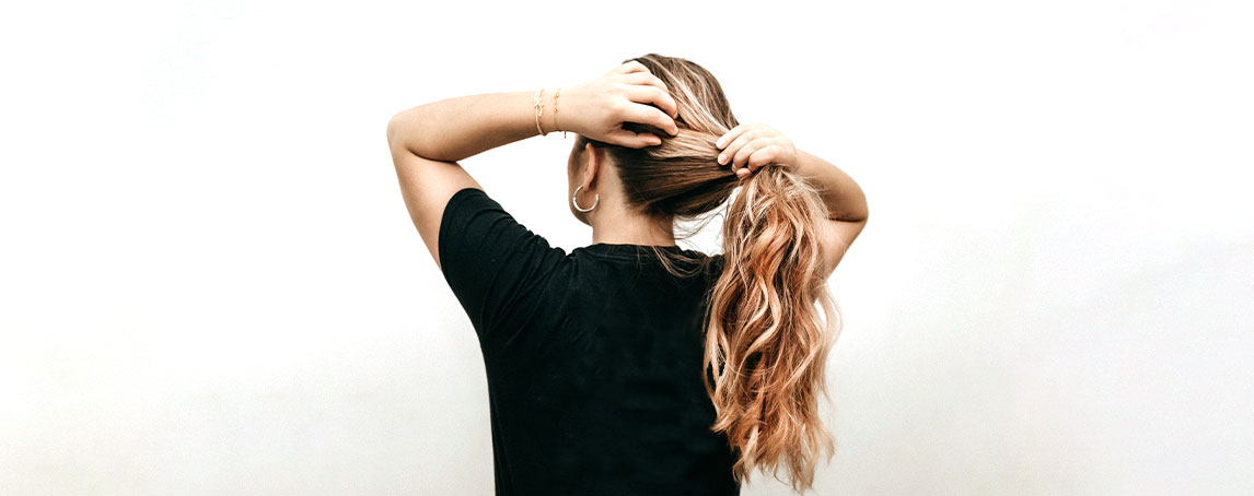 Prevenir a queda de cabelo e tratá-la é possível (desde que tenha os hábitos certos)