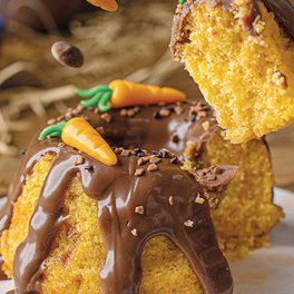 Bolo de cenoura com brigadeiro de chocolate belga para um lanche divinal