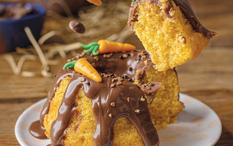 Bolo de cenoura com brigadeiro de chocolate belga para um lanche divinal