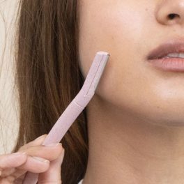 Retirar os pelos faciais com uma lâmina é a nova tendência de beleza