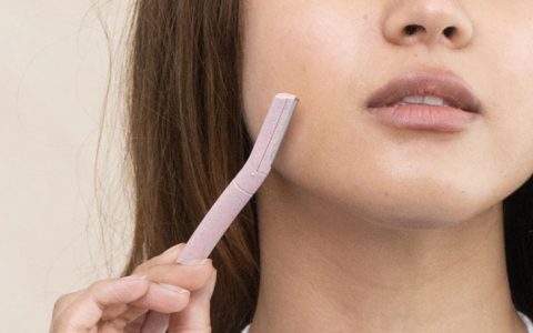 Retirar os pelos faciais com uma lâmina é a nova tendência de beleza