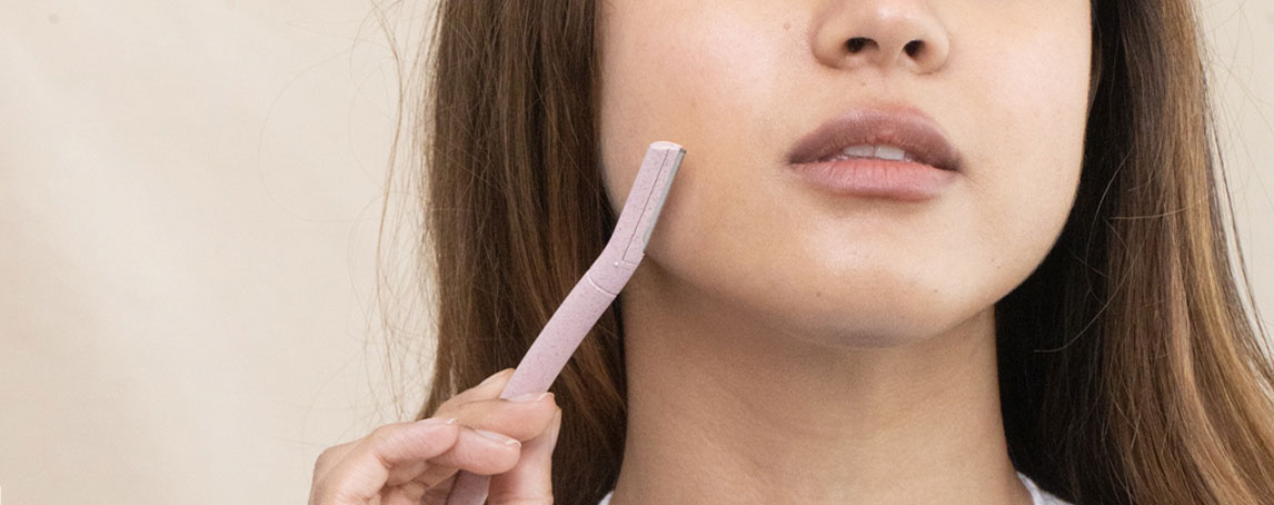 Retirar os pelos faciais com uma lâmina é a nova tendência de beleza