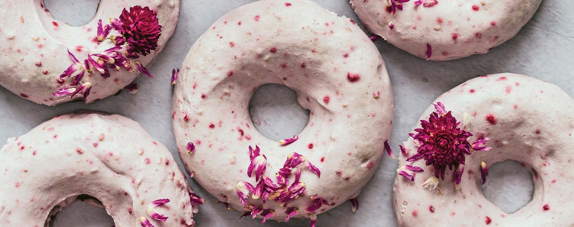 Donuts de coco com molho rosa para um lanche inesquecível