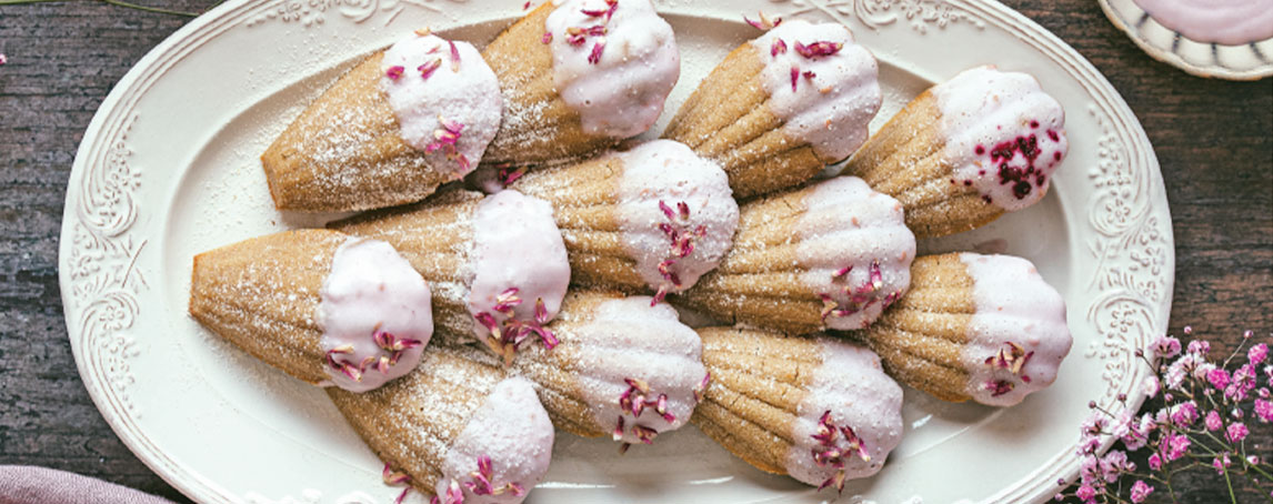 Estas madalenas com molho de framboesa são o próximo doce a experimentar