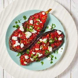 Beringelas com queijo feta e tomate para uma refeição descomplicada