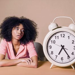 Como a mudança de horário afeta o sono (e 6 dicas para dormir melhor)