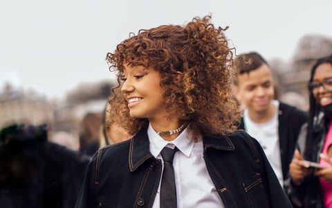 Ideias de cortes de cabelo encaracolado para uma mudança irreverente