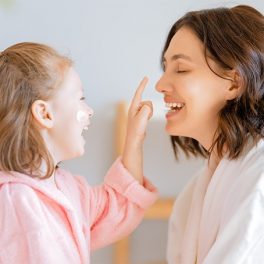 Uma boa rotina de pele inclui higiene e hidratação. E esta solução é para toda a família