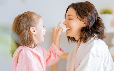 Uma boa rotina de pele inclui higiene e hidratação. E esta solução é para toda a família