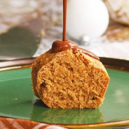 Para um lanche cheio de sabor, experimente este bolo de maçã e especiarias