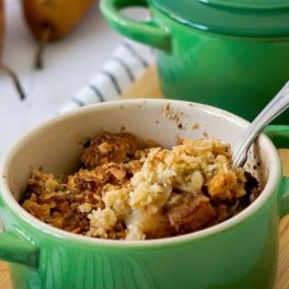 Como fazer um crumble de pera e gengibre