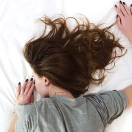 5 coisas que não deve fazer ao cabelo antes de ir dormir