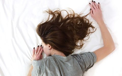 5 coisas que não deve fazer ao cabelo antes de ir dormir