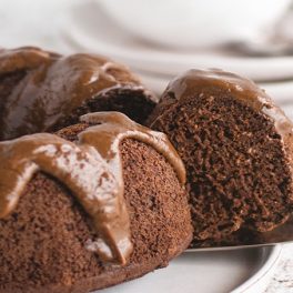 Bolo de alfarroba e cerveja, uma combinação surpreendente na hora da sobremesa