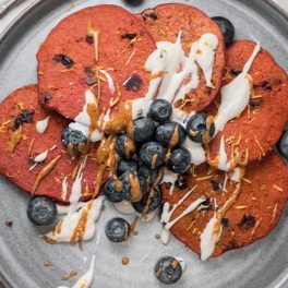 Panquecas de beterraba, framboesa e mirtilos para os pequenos-almoços de verão