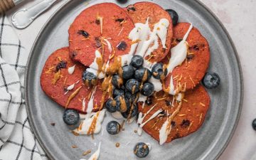 Panquecas de beterraba, framboesa e mirtilos para os pequenos-almoços de verão