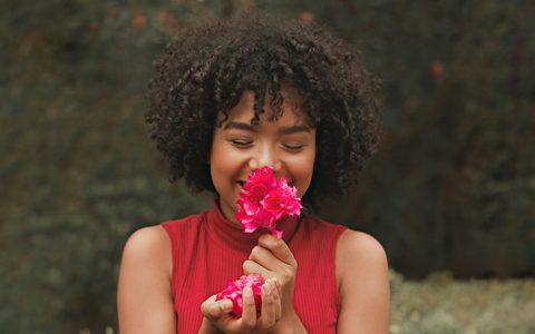 Cabelo encaracolado com franja? Veja as nossas sugestões e arrisque sem medo