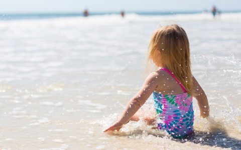 Vai de férias com o seu bebé? Saiba o que tem mesmo de levar na mala