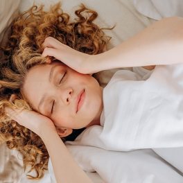 6 dicas para evitar a queda de cabelo enquanto dorme