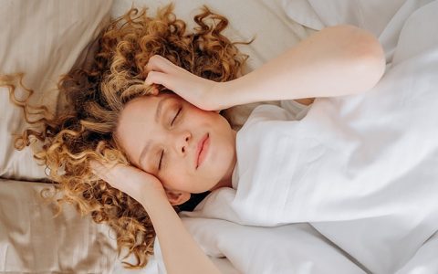 6 dicas para evitar a queda de cabelo enquanto dorme