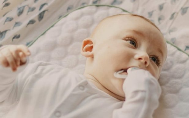 Uma especialista explica como facilitar o sono do bebé