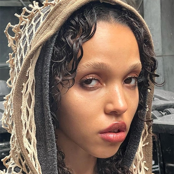 sobrancelhas descoloradas fka twigs