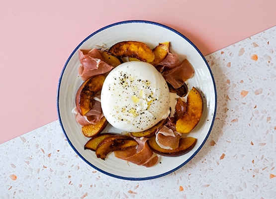 Burrata com pêssego grelhado