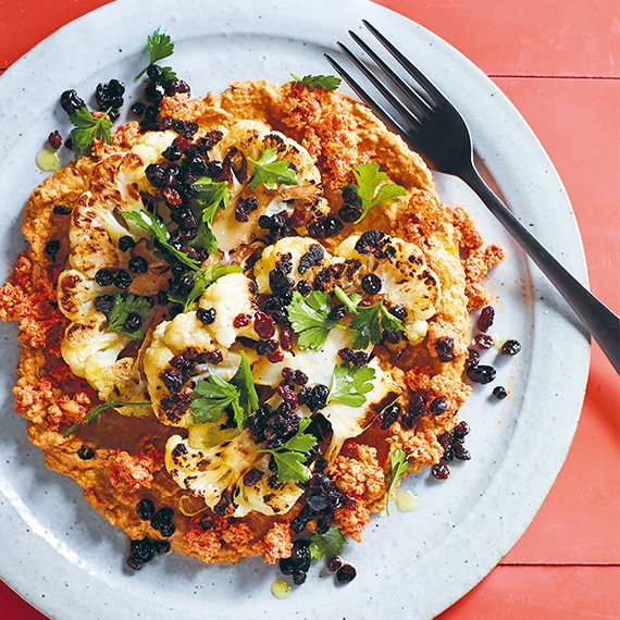 Bifes de couve-flor com húmus vermelho