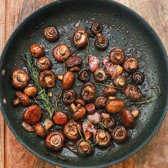 Pica-pau de cogumelos e vinho do Porto