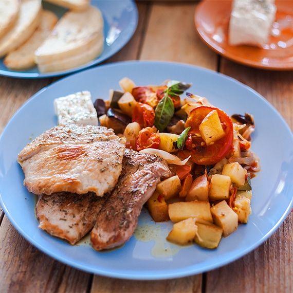 Costeletas com ratatouille de legumes e cogumelos