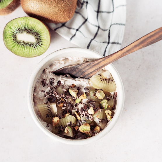 Iogurte com cacau, kiwi e pistachios