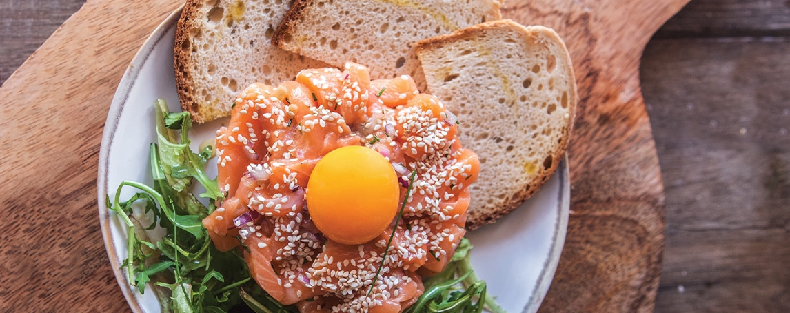 Tártaro de salmão e alho-francês para uma refeição très chic