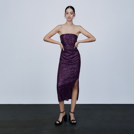 Vestido comprido com lantejoulas e decote caicai