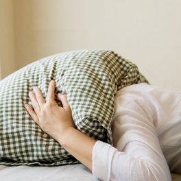 Dormir com luz pode fazê-la ganhar peso, afirma estudo