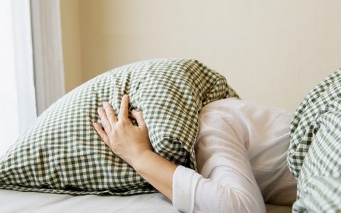 Dormir com luz pode fazê-la ganhar peso, afirma estudo