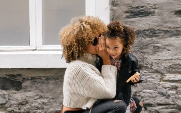 Alguma vez julgou o estilo parental de outra mãe? Um estudo explica o porquê