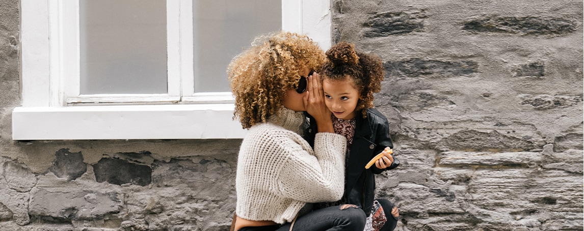 Alguma vez julgou o estilo parental de outra mãe? Um estudo explica o porquê