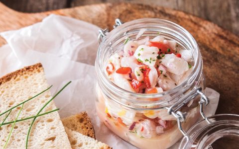 Ceviche de corvina com tomate e cebolinho