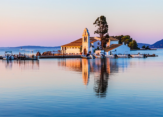 Corfu, situada no mar Jónico e a mais verde das ilhas gregas