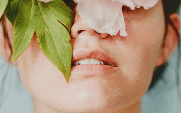 Como cuidar de l&aacute;bios gretados quando est&aacute; frio