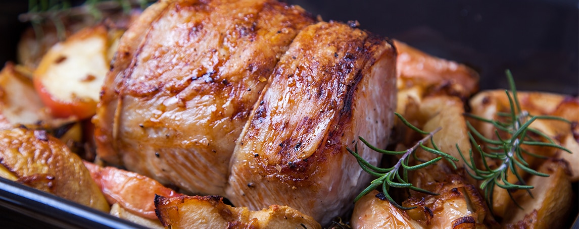 Filetes de porco em mel com maçã para uma refeição doce