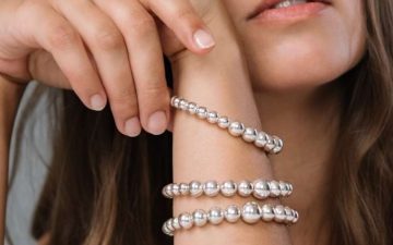 Presa pelo pulso: pulseiras intemporais