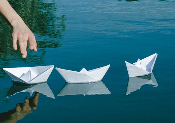 Corrida de barcos de papel