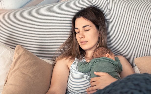 Truques que todas as novas m&atilde;es precisam de saber para dormir melhor