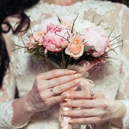 17 ideias de unhas perfeitas para todos os tipos de noivas